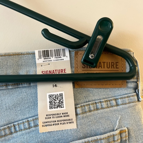 NWT Levi’s High-rise Bermuda Denim Shorts (Size 14) - Picture 5 of 8